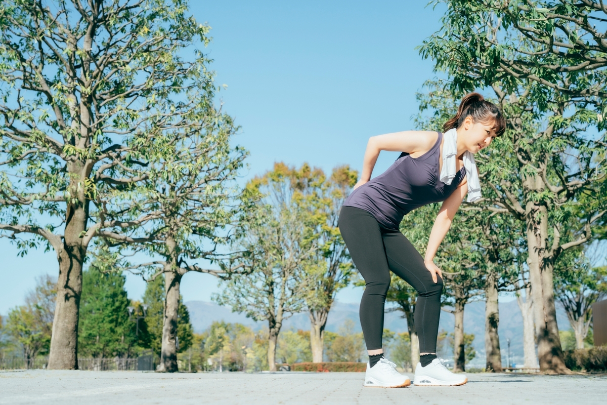 運動して腰を痛める女性