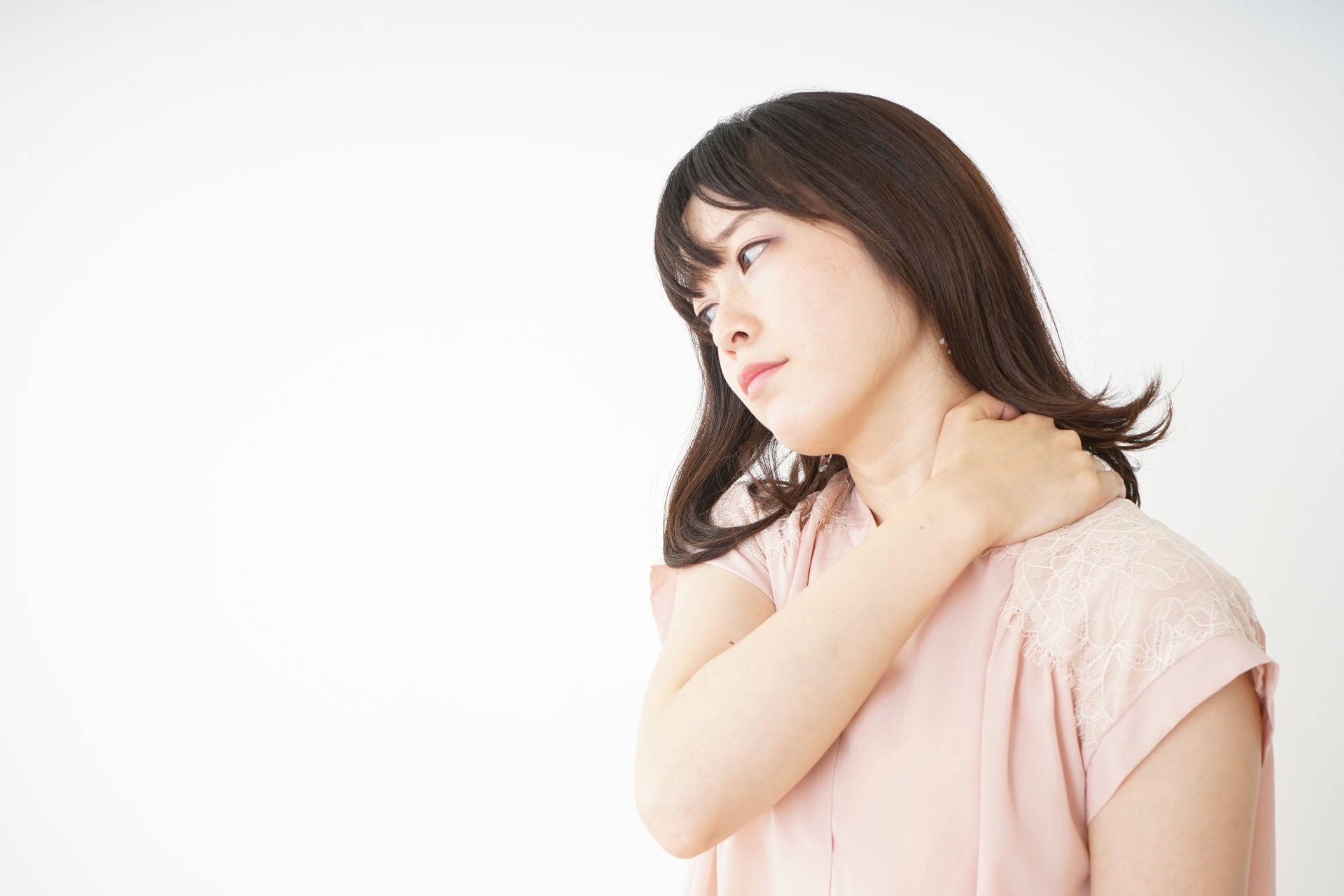 肩を抑える女性