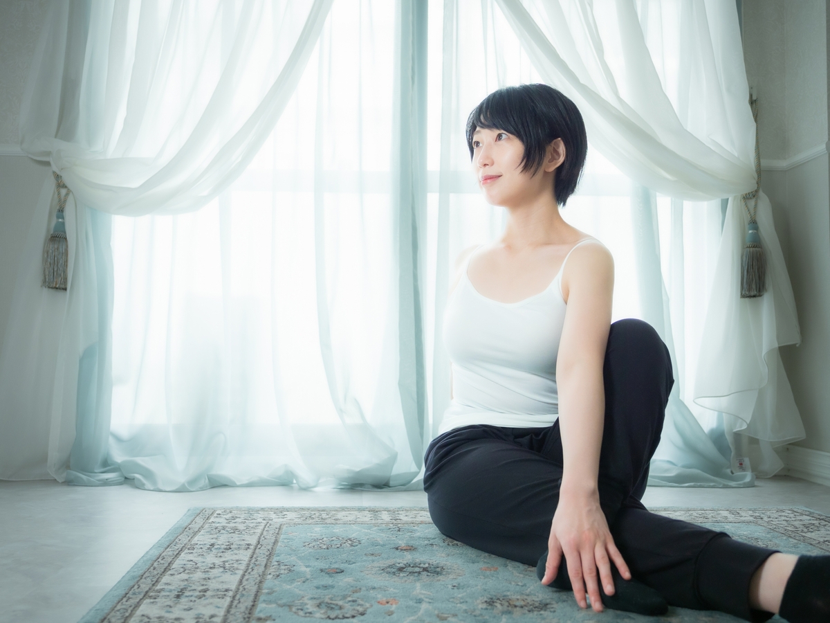 ストレッチをする女性