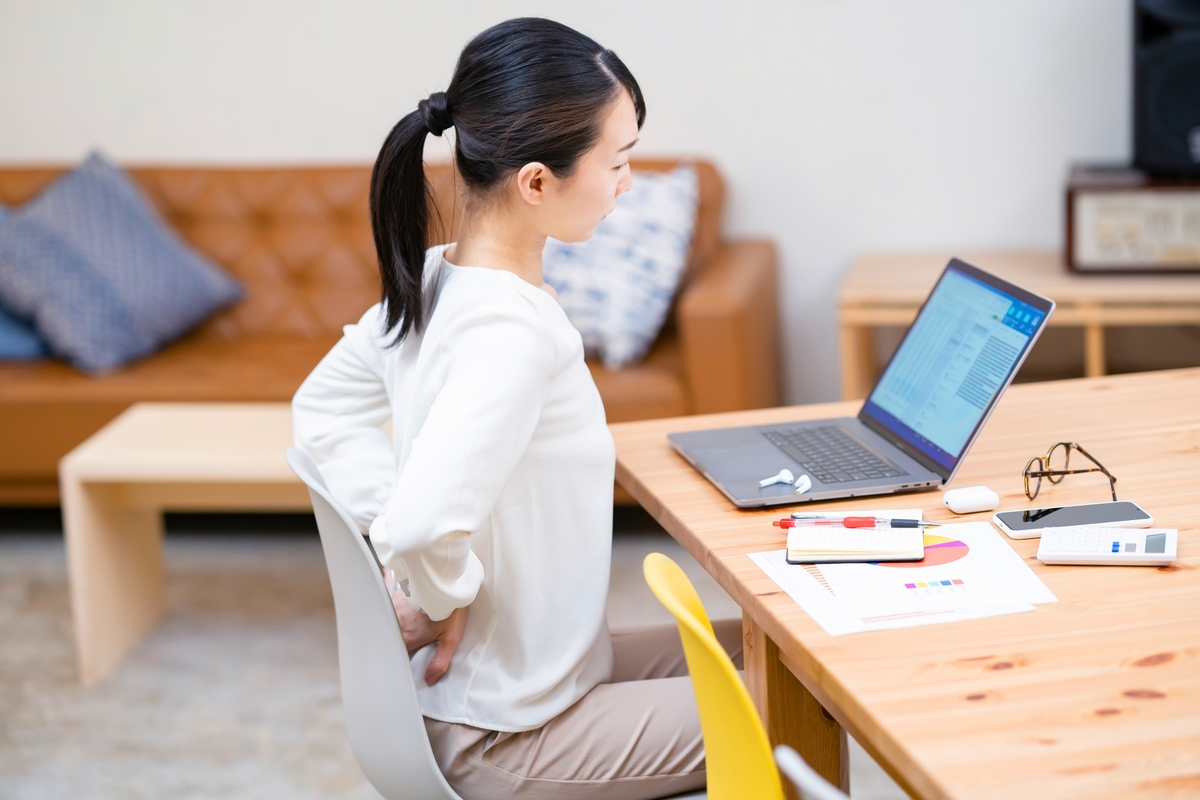 PC作業をする女性