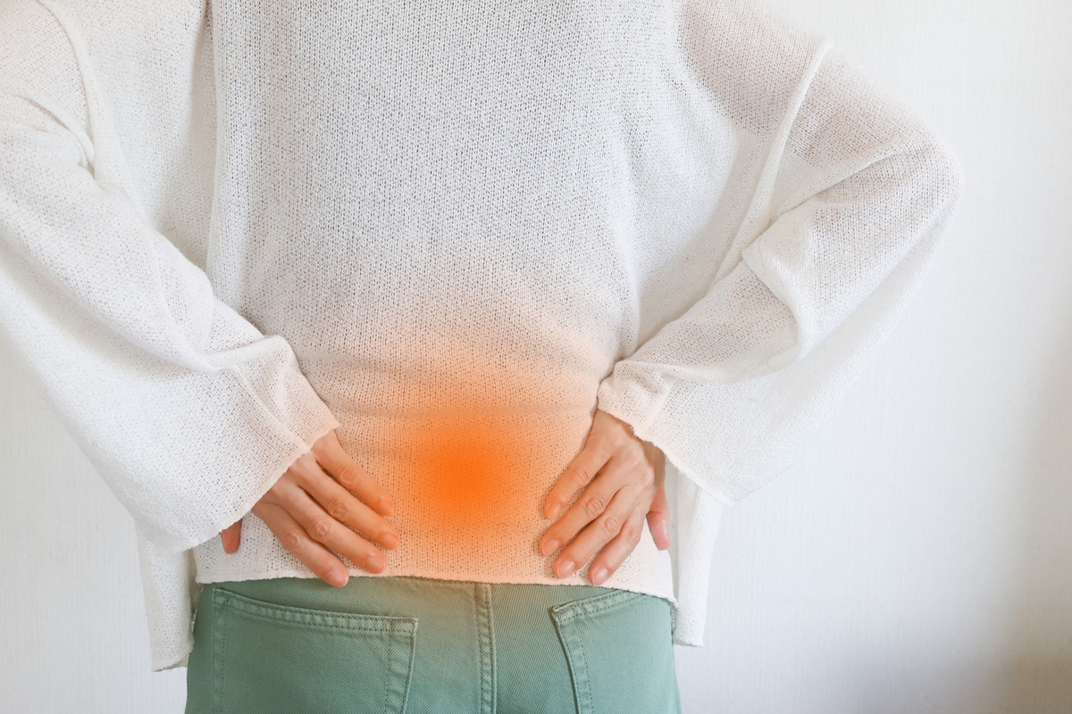 腰を押さえる女性