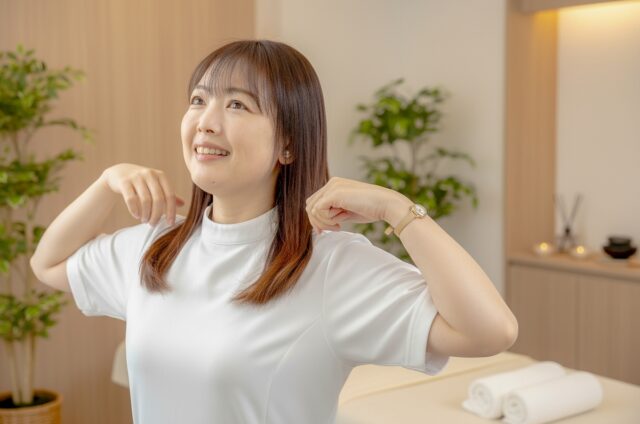 船橋 整体｜施術前の肩回しで可動域を確認する女性と清潔な院内の様子（DRT整体のやさしい肩こりケアのイメージ）
