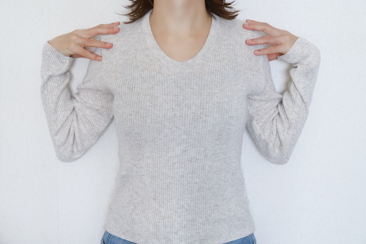 肩のストレッチをする女性