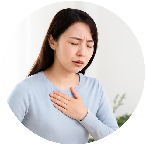 猫背で呼吸が浅くなり胸に違和感を覚える女性のイメージ写真