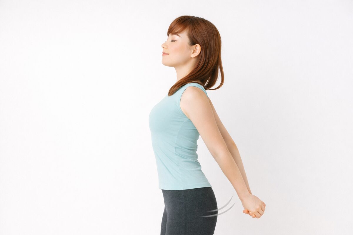 肩甲骨ストレッチをする若い女性